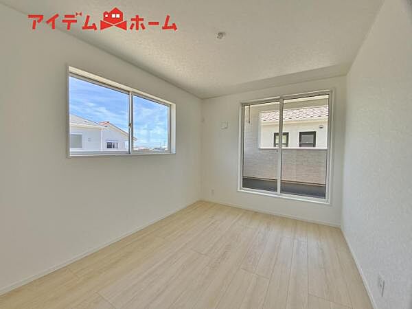 5号棟 2面採光がとれる主寝室は南側に窓を設けているため 一日中明るく、気分も明るくなります！