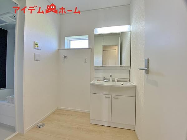 5号棟 ゆとりの洗面スペースで朝の身支度も快適スムーズ。 鏡の裏にはたっぷりと収納を装備！