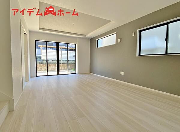 1号棟 大きく開いた窓からは、明るい陽射しが射し込みます。 自然と家族が集まる空間です。