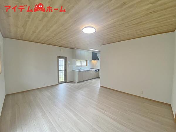 広々リビングは、陽当りが良く、部屋いっぱいに 明るい陽光が広がります。