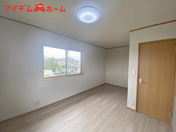 2面採光がとれる主寝室は南側に窓を設けているため 一日中明るく、気分も明るくなります！
