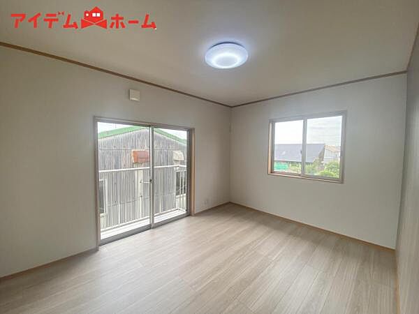 2面採光がとれる主寝室は南側に窓を設けているため 一日中明るく、気分も明るくなります！