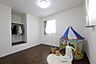 子供部屋：お子様の成長に合わせて変化できるよう、 使いやすくシンプルに仕上げてあります。