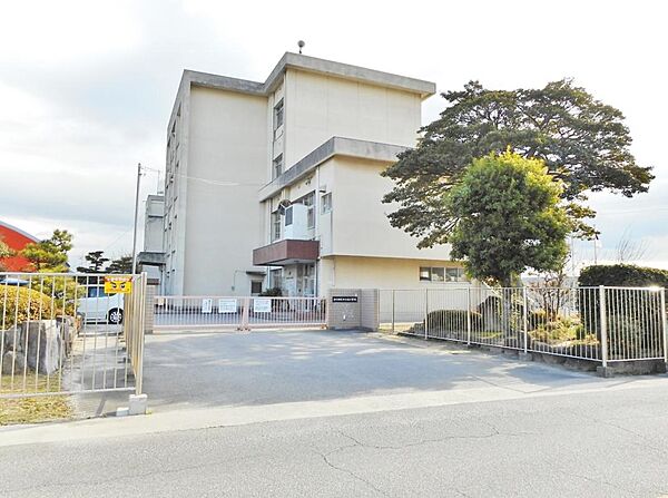知立市立知立南小学校（800m）
