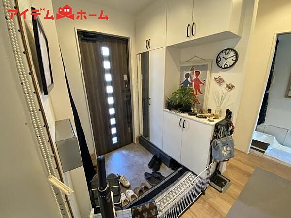 シンプル且つモダンなエントランス＆ホール！ 訪れる人を心地よく迎え入れてくれます。