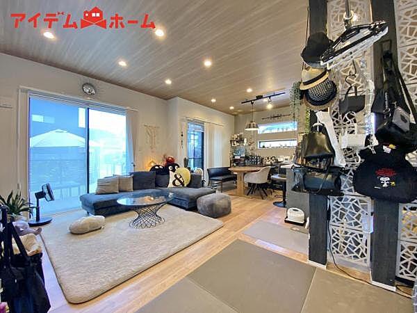 大きく開いた窓からは、明るい陽射しが射し込みます。 自然と家族が集まる空間です。