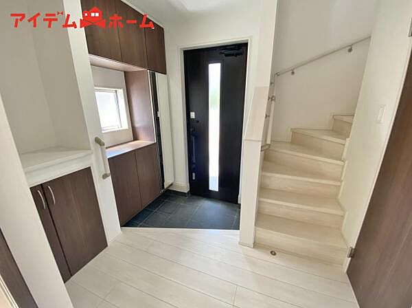 シンプル且つモダンなエントランス＆ホール！ 訪れる人を心地よく迎え入れてくれます。