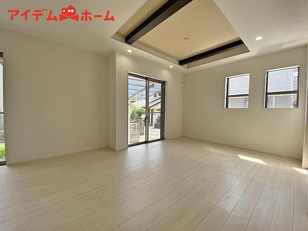 広々リビングは、陽当りが良く、部屋いっぱいに 明るい陽光が広がります。