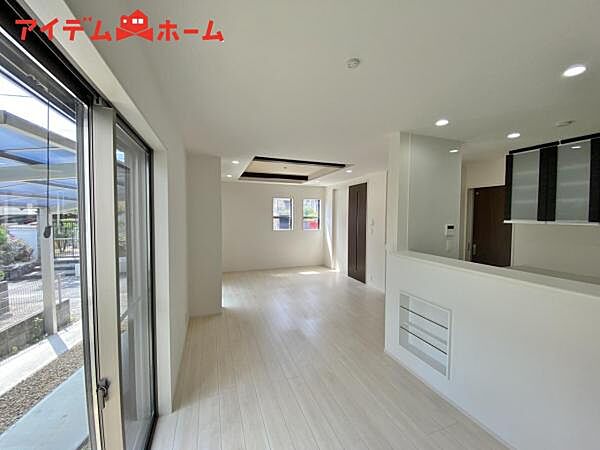 大きく開いた窓からは、明るい陽射しが射し込みます。 自然と家族が集まる空間です。