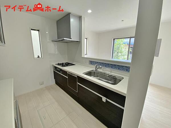 ダイニングを見渡せる、 使い勝手の良いシステムキッチン。