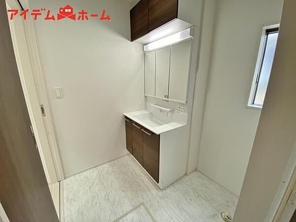 ゆとりの洗面スペースで朝の身支度も快適スムーズ。 鏡の裏にはたっぷりと収納を装備！