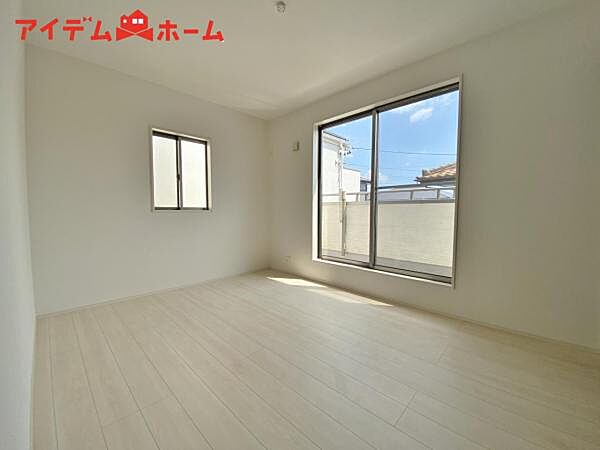 広々とした居住空間は日々の暮らしを彩り、 心のやすらぎと満足感を与えてくれます。
