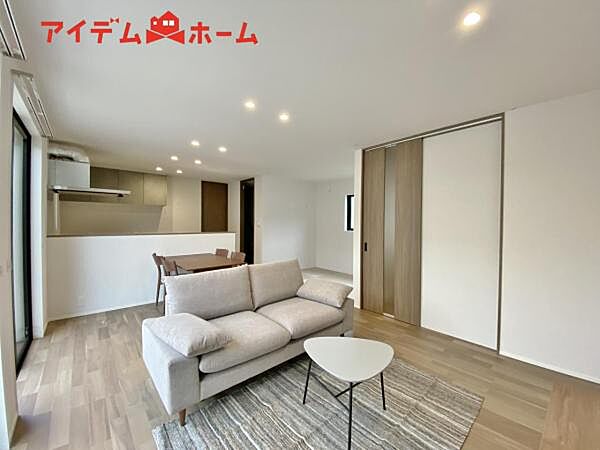 広々リビングは、陽当りが良く、部屋いっぱいに 明るい陽光が広がります。