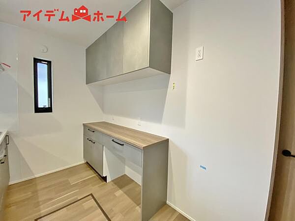 キッチンパントリーは調理家電や皿など、すっきりまとめて、空間を広々と使えます。