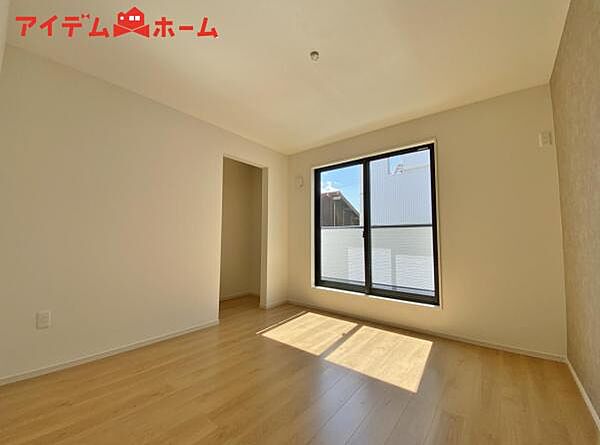 2号棟 2面採光がとれる主寝室は南側に窓を設けているため 一日中明るく、気分も明るくなります！