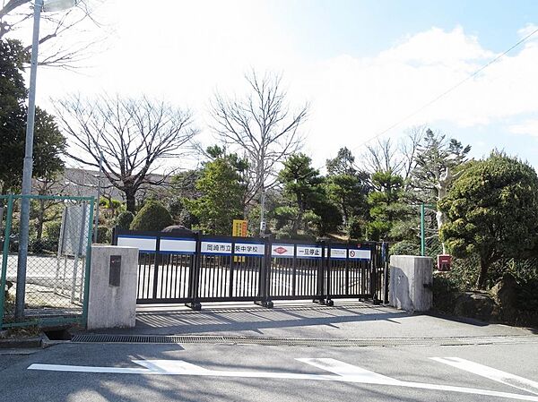 岡崎市立葵中学校（700m）