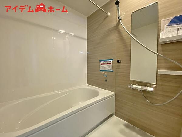 A棟 1坪タイプのバスルーム。 ゆったり足が伸ばせるので、毎日の疲れを癒やせます。