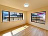 洋室：広々とした居住空間は日々の暮らしを彩り、 心のやすらぎと満足感を与えてくれます。