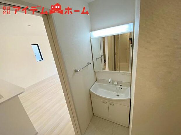 3号棟 ゆとりの洗面スペースで朝の身支度も快適スムーズ。 鏡の裏にはたっぷりと収納を装備