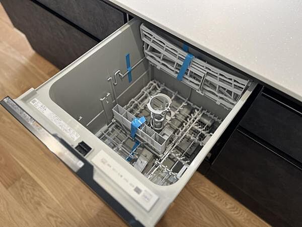 手間・時間をかけず、効率よく食器類を洗浄。家事の時間を大幅に短縮出来ます。 かつ節水効果にも優れた食洗機を標準装備。スライド式なので場所も取りません。