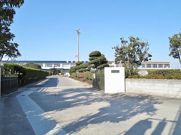 西尾市立一色西部小学校（801m）