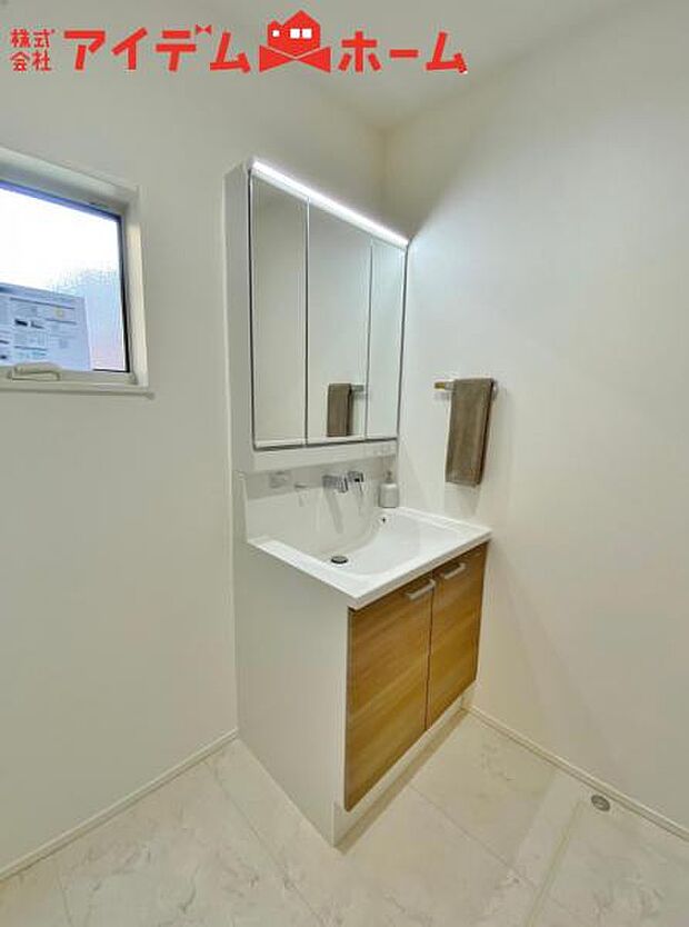 ゆとりの洗面スペースで朝の身支度も快適スムーズ。 鏡の裏にはたっぷりと収納を装備