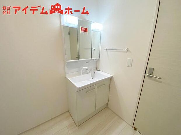 1号棟 ゆとりの洗面スペースで朝の身支度も快適スムーズ。 鏡の裏にはたっぷりと収納を装備
