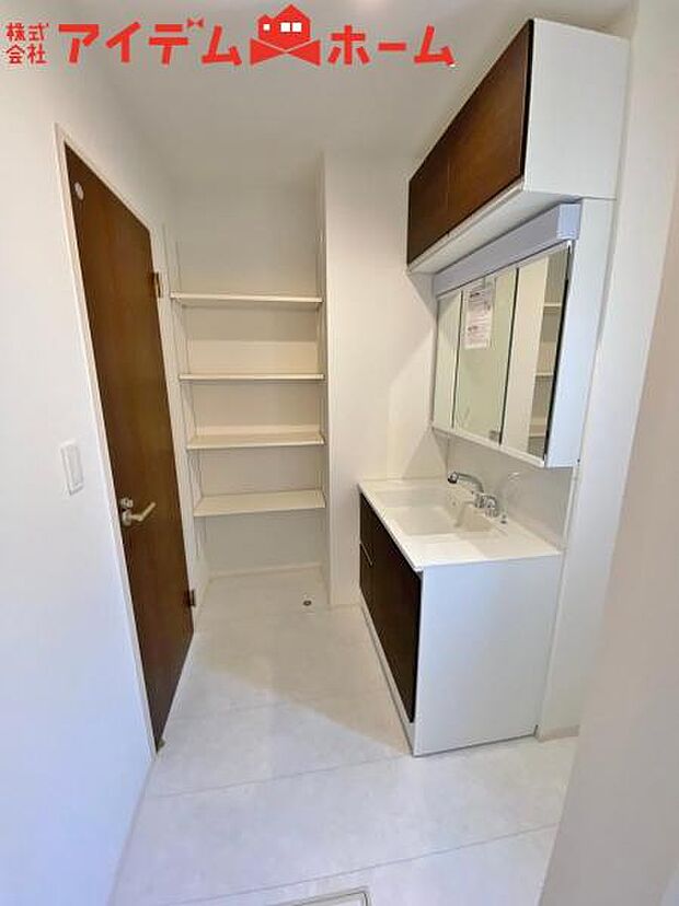 3号棟 ゆとりの洗面スペースで朝の身支度も快適スムーズ。 鏡の裏にはたっぷりと収納を装備