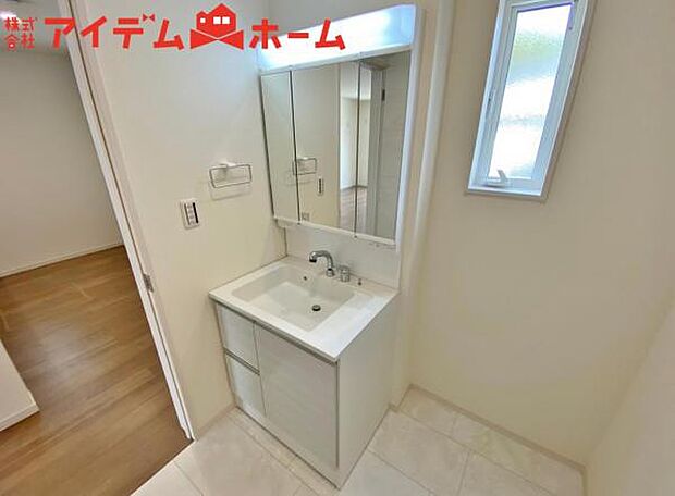 2号棟 ゆとりの洗面スペースで朝の身支度も快適スムーズ。 鏡の裏にはたっぷりと収納を装備