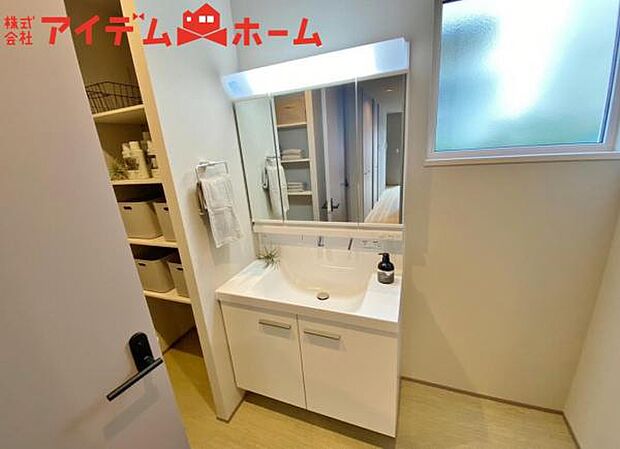 F棟 ゆとりの洗面スペースで朝の身支度も快適スムーズ。 鏡の裏にはたっぷりと収納を装備