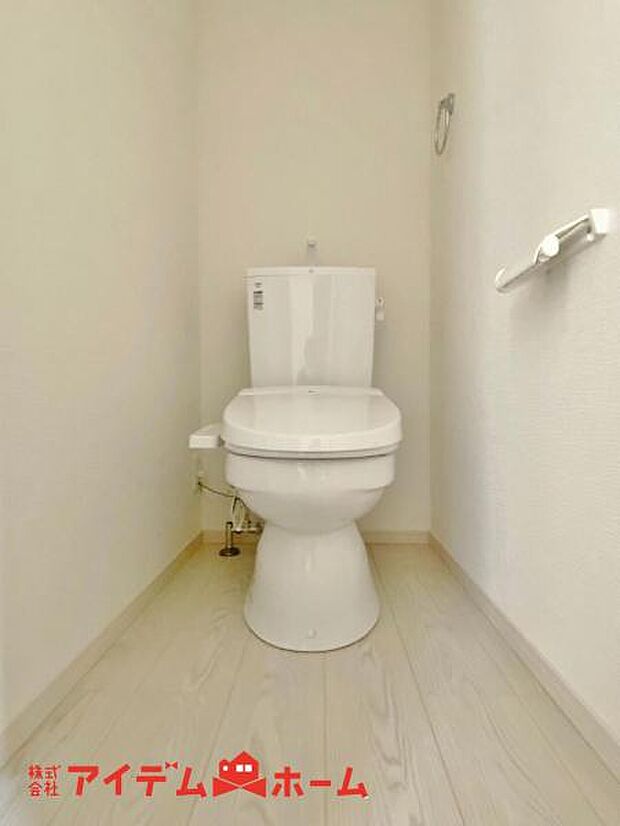 1号棟 節水型でエコなトイレには、今では当たり前のウォシュレット付き。便座を温める機能もついていて、居心地良くてトイレから出られなくなるかも