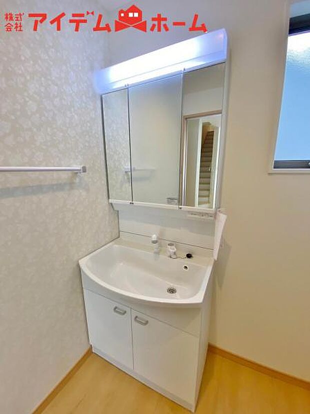 2号棟 ゆとりの洗面スペースで朝の身支度も快適スムーズ。 鏡の裏にはたっぷりと収納を装備