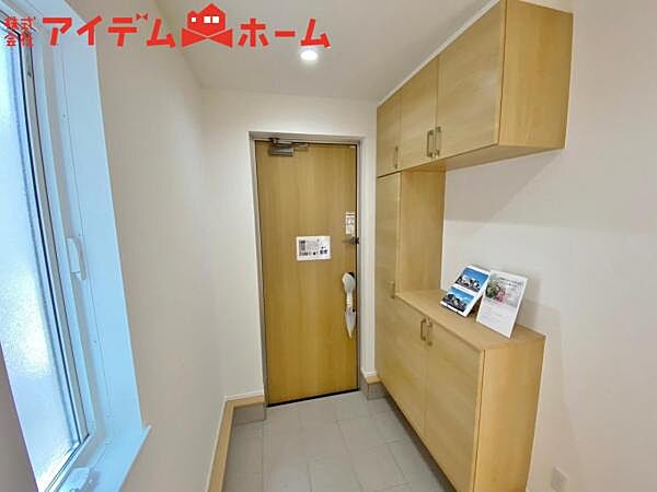2号棟 シンプル且つモダンなエントランス＆ホール！ 訪れる人を心地よく迎え入れてくれます。