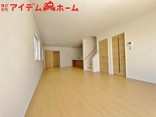 2号棟 大きく開いた窓からは、明るい陽射しが射し込みます。 自然と家族が集まる空間です。