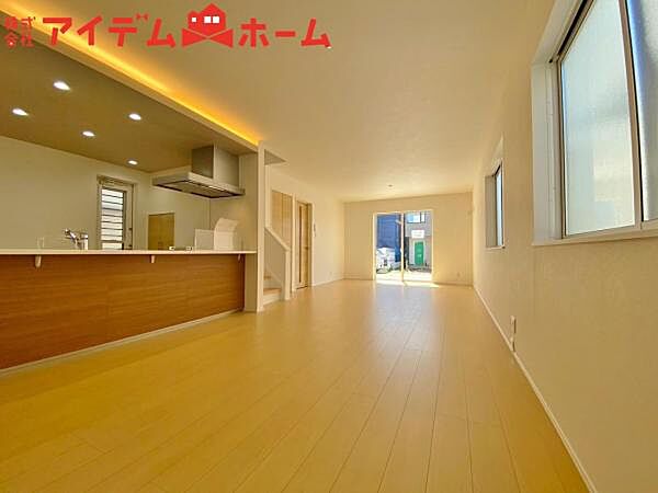 2号棟 広々リビングは、陽当りが良く、部屋いっぱいに 明るい陽光が広がります。