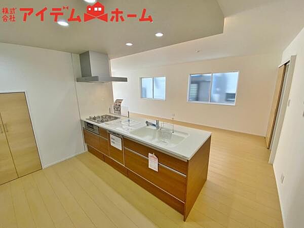2号棟 ダイニングを見渡せる、 使い勝手の良いシステムキッチン。