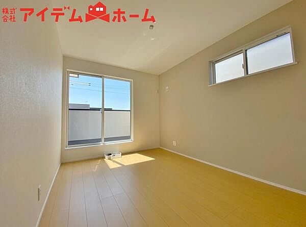 2号棟 2面採光がとれる主寝室は南側に窓を設けているため 一日中明るく、気分も明るくなります！