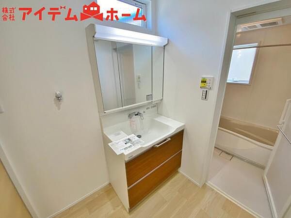 2号棟 ゆとりの洗面スペースで朝の身支度も快適スムーズ。 鏡の裏にはたっぷりと収納を装備！