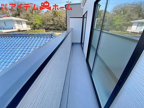 2号棟 南向きで陽当りの良いバルコニーは、 お洗濯が楽しくなりますね！