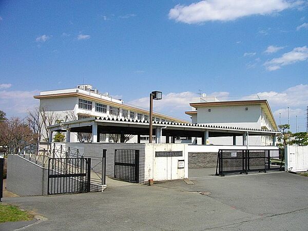 日野高校　歩8分