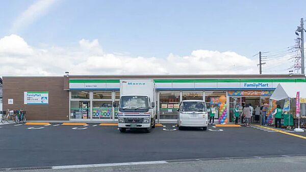 ファミリーマート枚方田口2丁目店まで約400ｍ