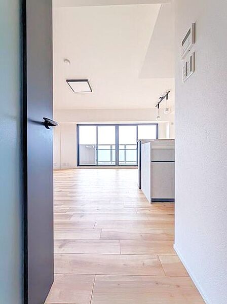 バルコニーは一部半透明パネルなので光が室内奥まで届きます♪