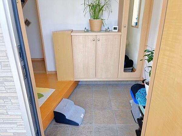 お出かけ前のチェックもできて便利な鏡付きシューズボックス♪