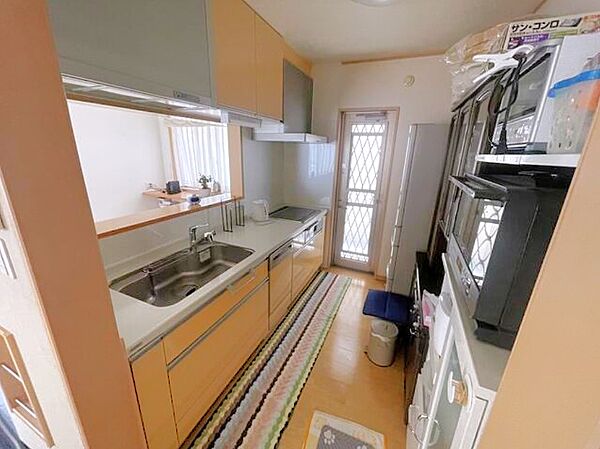 勝手口から柔らかい自然光が入り、家具・家電の配置もしやすいキッチン♪