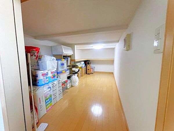 8帖洋室にはたっぷり収納できるロフトがあります♪