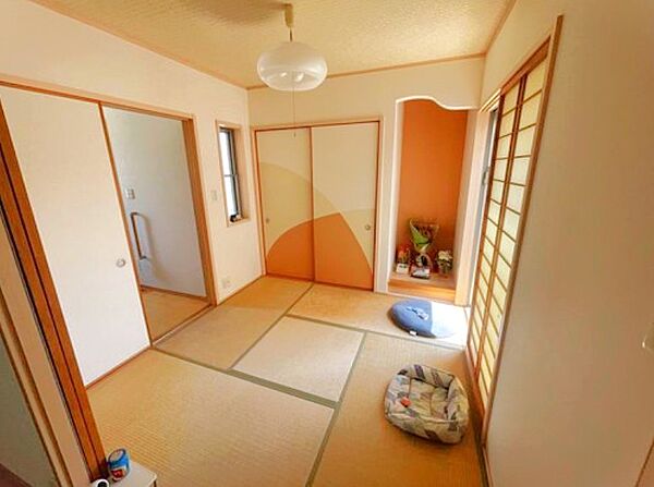 玄関ホールからも出入りできるので客間としても◎リビングに隣接した4.5帖の和室♪