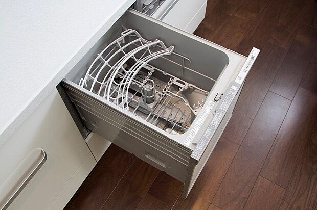 家族2人〜3人分の食器を洗える便利な食器洗浄乾燥機付き！！食洗器用洗剤を投入してボタンを押すだけ！お仕事が忙しい方の家事の効率もあがる便利な設備の一つです。