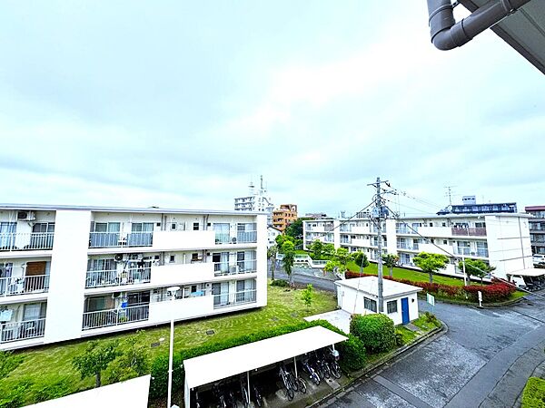 本物件は最上階・三階部分に位置し、窓の外にはひらけた眺望が広がる心地よい住空間。都市の喧騒から少し距離を置き、光と風、そして眺めを愉しむ日常を叶える、贅沢なロケーションです。
