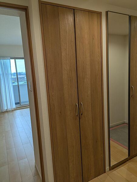 玄関に姿見と大きな収納があります◎