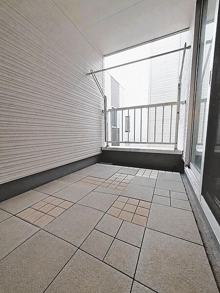 奥行きのあるゆったりとしたバルコニー。屋根付きで使い勝手が良く、洗濯物干しはもちろん、ちょっとしたくつろぎスペースとしても活用できます！